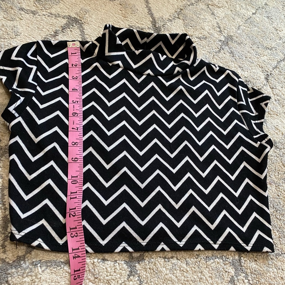 FREE WITH PURCHASE.Black & white Crop top 🏁🖤🤍 - Picture 4 of 5